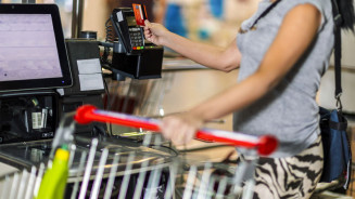 Funcionária é presa por simular registros e permitir furtos em supermercado
