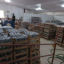 Polícia fecha fábrica clandestina que produzia vodka e gin em condições insalubres