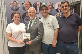 Sergio Nogueira, com a filha Tabita e os filhos Ricardo e Michel (Foto: Assessoria/CMD)