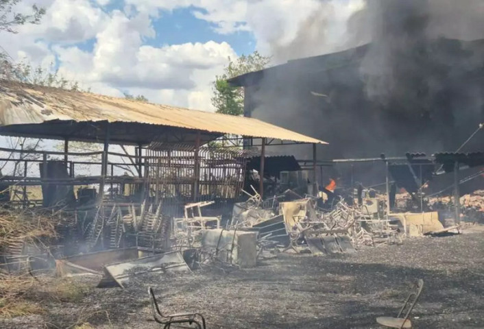 Incêndio destruiu inúmeros materiais novos e velhos que estavam no barracão da universidade - Foto: Divulgação
