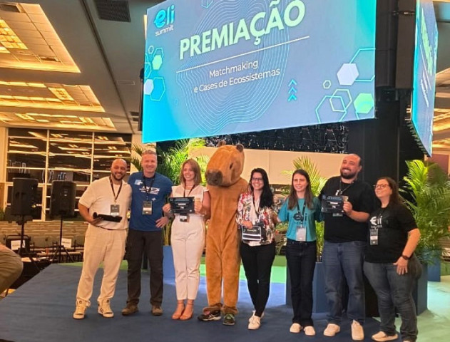 Representantes do Ecossistema de Inovação de Jardim e Guia Lopes da Laguna receberam a premiação no palco do EliSummit como case de sucesso de boas práticas