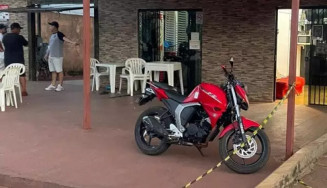 De acordo com testemunhas, dois homens em uma motocicleta preta, de origem estrangeira, passaram pelo local e efetuaram diversos disparos de pistola