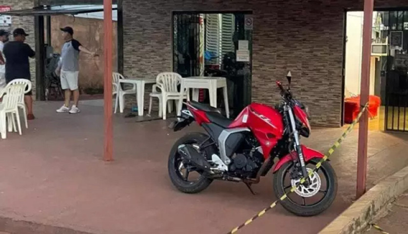 De acordo com testemunhas, dois homens em uma motocicleta preta, de origem estrangeira, passaram pelo local e efetuaram diversos disparos de pistola
