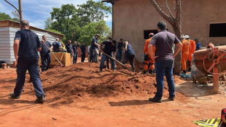 Bombeiros tentam resgatar vítima soterrada em obra na zona rural de Campo Grande