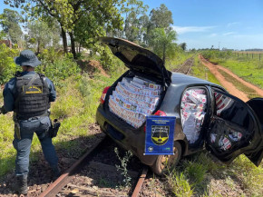Fugitivo abandona carro preso nos trilhos com carga de cigarros contrabandeados