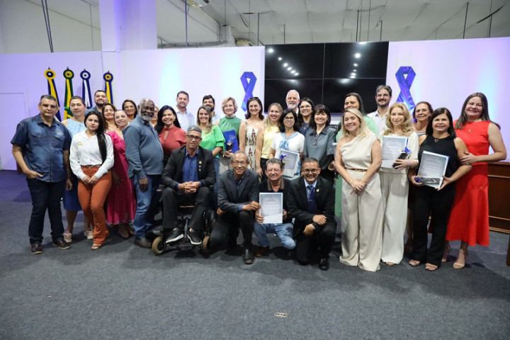 Ana Paula durante sessão que homenageou 118 diretores da rede pública