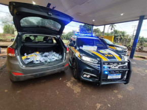 Durante a vistoria, os agentes encontraram um fundo falso nas laterais do veículo, onde estavam escondidos 392 iPhones  - Foto: PRF
