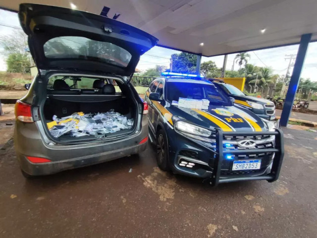 Durante a vistoria, os agentes encontraram um fundo falso nas laterais do veículo, onde estavam escondidos 392 iPhones  - Foto: PRF