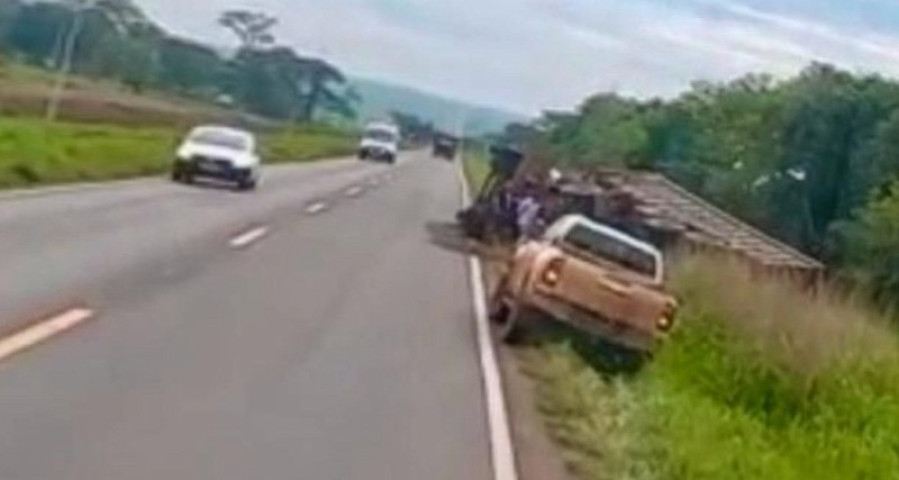 Motorista perdeu o controle do veículo, que tombou às margens da rodovia. (Reprodução)