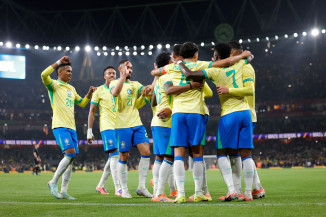 Jogadores comemoram o segundo gol do Brasil no amistoso em Londres - Foto:  Rafael Ribeiro / CBF