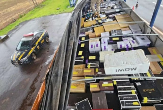 Durante a vistoria, os policiais identificaram que a carroceria estava carregada com 300 caixas de vinhos importados - Foto: PRF