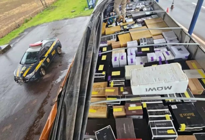 Durante a vistoria, os policiais identificaram que a carroceria estava carregada com 300 caixas de vinhos importados - Foto: PRF
