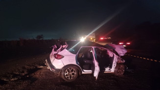 Motorista fica preso às ferragens após colisão entre carro e duas carretas na Capital