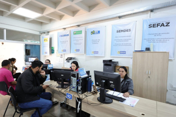 Sala do Empreendedor, instalada no Poupa Tempo, está orientado os MEIs sobre a regularização de débitos- Foto: Divulgação/Assecom