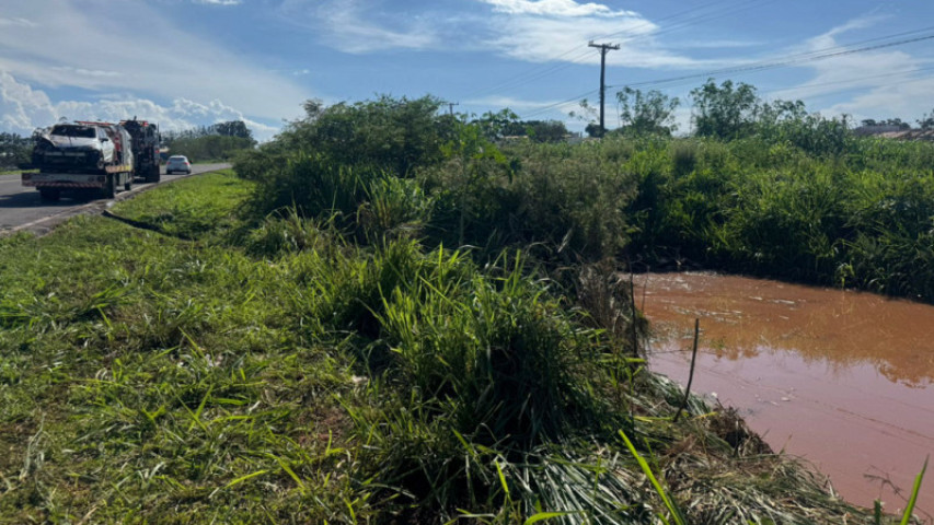 Carro caiu em vala cheia d’água (Foto: André Morla, Jornal Midiamax).