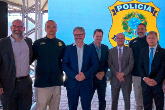 Autoridades federais, estaduais e do Legislativo acompanham a entrega da Delegacia Especializada de Fronteira em Dourados, estrutura projetada para fortalecer ações integradas e aprimorar o enfrentamento ao crime transfronteiriço.  Veja mais no site da ALEMS: https://al.ms.gov.br/Deputado/Noticias/144050/a-nova-sede-da-prf-reforca-nossa-luta-contra-o-crime-na-fronteira-afirma-renato-camara#