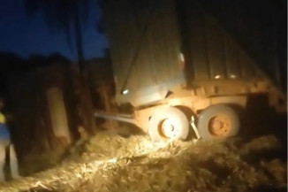 Acidente envolveu carretas e caminhonete na BR-163 (Foto: reprodução)