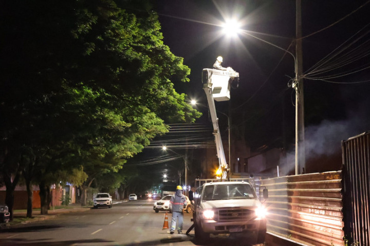 Prefeitura já substituiu mais de 4 mil lâmpadas de mercúrio por lâmpadas de LED em várias regiões de Dourados. Foto – A. Frota
