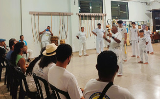 Entre os dias 11 e 14 de dezembro, Dourados vai receber capoeiristas de todo o país para o 18º Encontro Nacional de Confraternização e Vivência na Capoeira. O evento, promovido pela Associação de Capoeira Baiana – Mestre Guerreiro, já é tradicional e reconhecido em todo o Brasil.  A programação prevê quatro dias de oficinas, rodas, palestras, apresentações culturais e trocas de saberes. Estão confirmadas a presença de mestres convidados de São Paulo, Rio de Janeiro, Piauí, Mato Grosso, Goiás e Mato Grosso do Sul. Os interessados em participar das atividades precisam fazer uma inscrição prévia, pela internet. A inscrição é gratuita, e deve ser feita no link: https://forms.gle/uqVBPMnjtz2foiim8. Algumas atividades têm número limitado de participantes, e quem fizer a inscrição com antecedência garante a sua vaga. São bem-vindos todos os capoeiristas, bem como as pessoas que não praticam mas querem conhecer a capoeira.  Celebração Esta edição do Encontro Nacional de Confraternização e Vivência na Capoeira celebra a vida, a arte e o legado do Mestre Guerreiro, que neste ano completou 75 anos de idade e 40 anos à frente da Associação de Capoeira Baiana. Com saúde, energia e a mesma ginga que o tornaram conhecido em todo o país, Mário Alves dos Santos, o Mestre Guerreiro, segue dando aulas e inspirando gerações. Ao longo de 40 anos, Mestre Guerreiro formou centenas de capoeiristas e levou a arte para escolas, praças, aldeias e projetos sociais, tornando-se uma das figuras mais queridas e respeitadas da cultura regional. Nas redes sociais, são vários os depoimentos de alunos e ex-alunos que reconhecem o impacto de seu trabalho social, lembrando como os ensinamentos de capoeira ajudaram a moldar valores, ética e caráter. O 18º Encontro Nacional de Confraternização e Vivência na Capoeira é realizado com recursos da Política Nacional Aldir Blanc (PNAB), do Governo Federal, por meio do Ministério da Cultura (MinC), e operacionalizado pelo Governo de Mato Grosso do Sul, por meio da Fundação de Cultura de MS. Com o incentivo da PNAB, este será um evento que vai marcar história entre os praticantes de capoeira de Mato Grosso do Sul. - Fotos: Divulgação