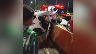 Carro ficou completamente destruído. (Foto: Fala Povo, Jornal Midiamax)