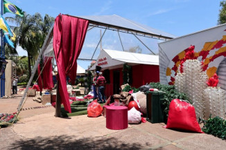 Praça Antonio João já está recebendo a decoração para as celebrações do ‘Natal Encantado Dourados’. Fotos: A. Frota
