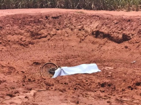 Cleber Rodrigues Nascimento morto durante circuito, caído ao lado da bicicleta (Foto: Jornal da Nova)