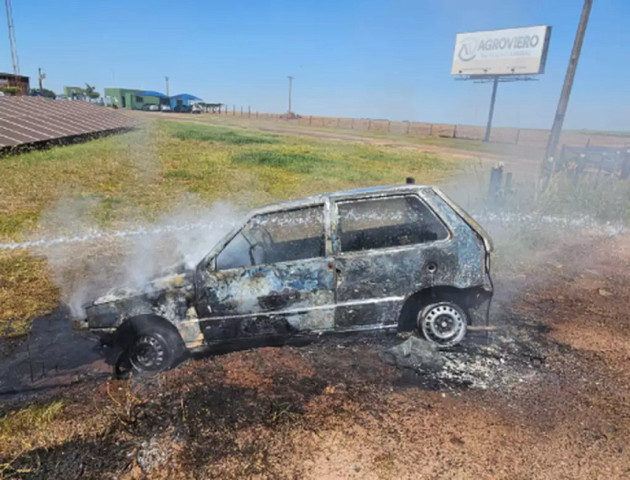 Fiat Uno totalmente incendiado após perseguição na BR-163 (Foto: Tá na Mídia Naviraí)