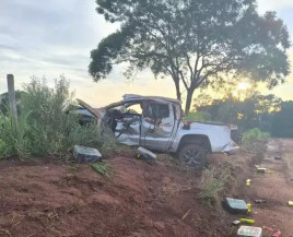 Caminhonete roubada/ furtada destruída após capotagem (Foto: Francisco Maranata)