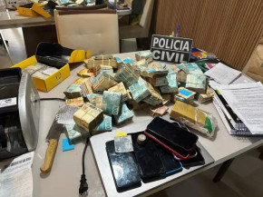 Parte do dinheiro, celulares e outros objetos apreendidos na operação (Foto: Divulgação | PCMT)