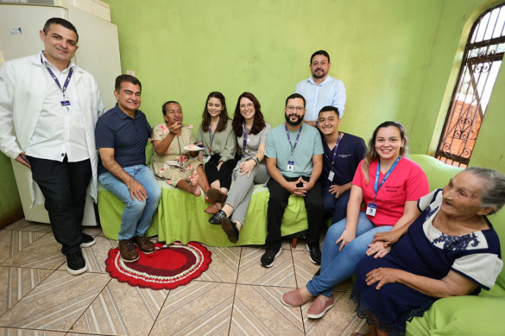 Dona Francisca celebra aniversário com o prefeito Marçal Filho e a equipe do Programa Melhor em Casa – Foto: A. Frota