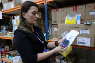 Farmacêutica Carolina Queiroz mostra o novo dispositivo Libre 2 que será destinado aos pacientes