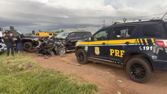A caminhonete ficou com a dianteira destruída - Foto: PRF