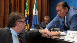Deputados Neno Razuk e Gerson Claro durante sessão. (Luciana Nassar, Alems)