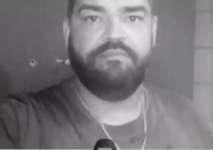 Cleber conduzia uma Honda Titan quando foi atingido por picape (Foto: Reprodução | redes sociais)