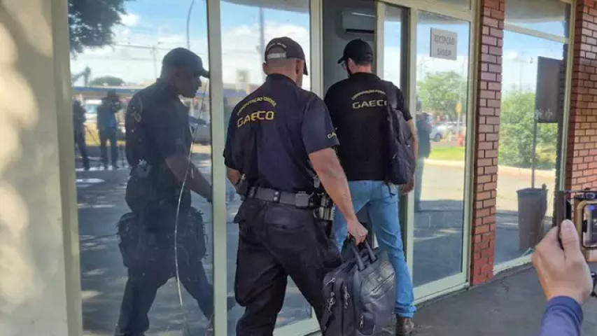 Equipe do Gaeco cumpre mandado na Secretaria Municipal de Infraestrutura. (Foto: Marcos Maluf/Campo Grande News)