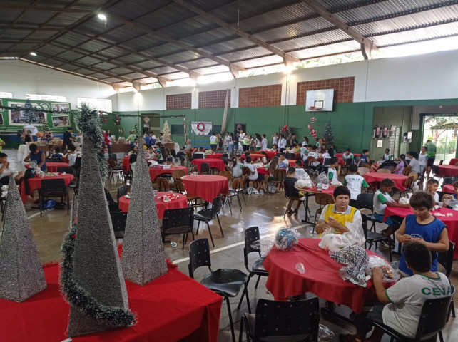 Festa de Natal do Ceia aconteceu na manhã desta sexta-feira em Dourados Ceia conta com 197 crianças e adolescentes assistidas durante o ano