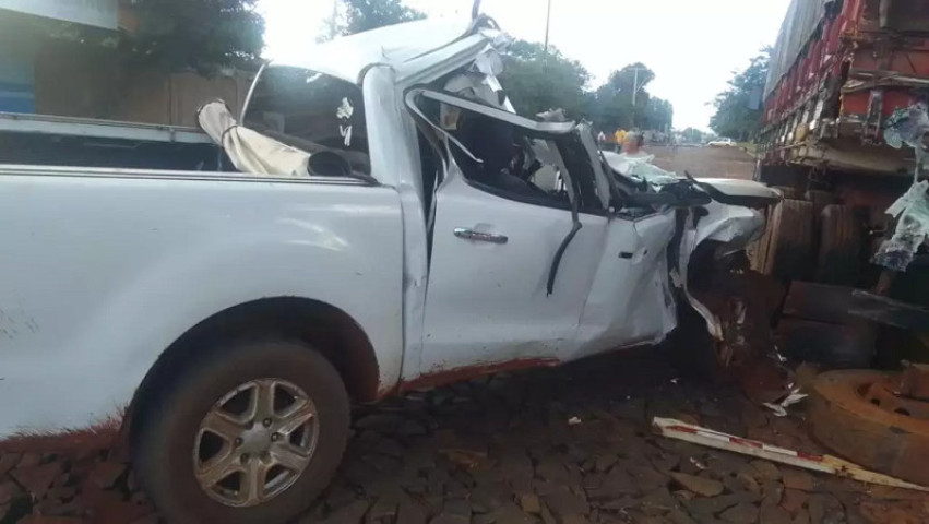 Parte dianteira de caminhonete Ford Ranger branca ficou destruída com impacto. (Foto: Reprodução/Última Hora)
