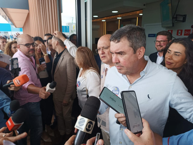 Governador Eduardo Riedel durante coletiva à imprensa - Foto: Divulgação