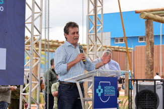 Secretário de estado de saúde, maurício Simões durante discurso - Fotos: A. Frota