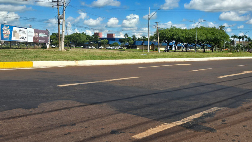 Trecho quase em frente à prefeitura recebeu reparo, mas voltou a apresentar afundamento do asfalto - Fotos: Flávio Verão