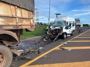 Van colidiu com força na traseira da carreta - Foto Foto: Sidney Assis, de Coxim