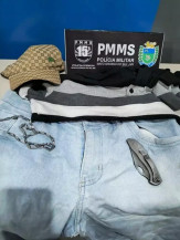 Roupa e canivete do suspeito foram apreendidos pela polícia (Foto: Divulgação | PMMS)