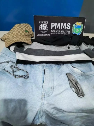 Roupa e canivete do suspeito foram apreendidos pela polícia (Foto: Divulgação | PMMS)