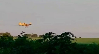 Avião sobrevoa fazenda na Gleba Itajubá, próxima ao distrito de Vila Amandina. (Foto: Reprodução/Nova News)