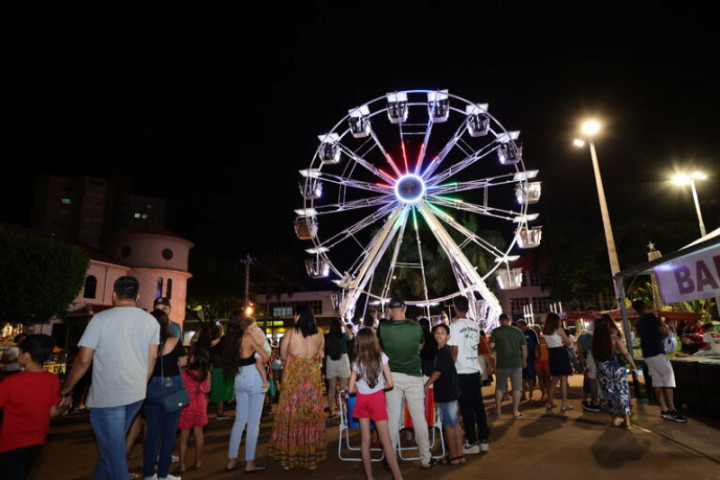 Roda-gigante é a principal atração do Natal em Dourados - Foto: A. Frota