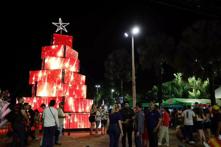 Árvore de Led chama atenção na praça Antônio João - Foto: A. Frota