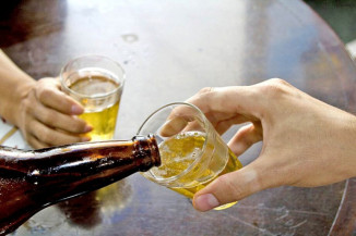 Cerveja gelada pode não ser a melhor opção para enfrentar a onda de calor; entenda