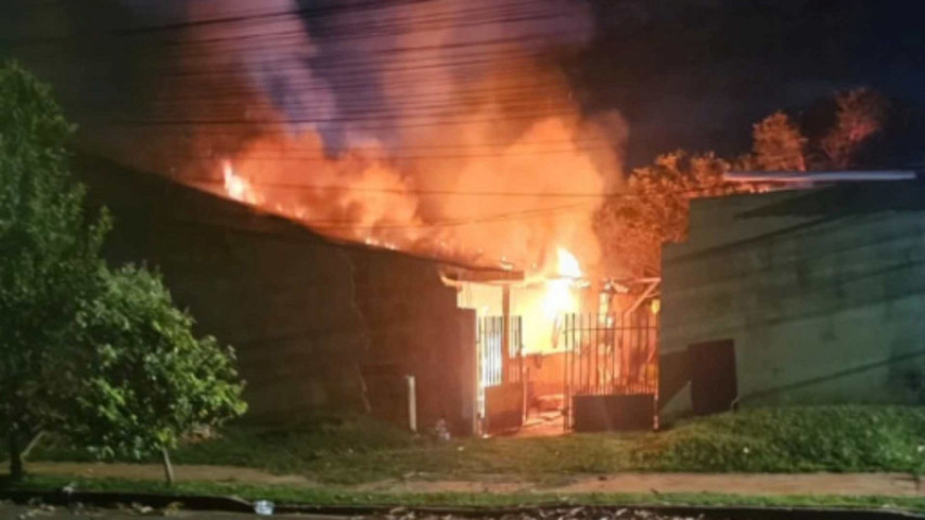 Casa foi tomada por incêndio (Reprodução, Instagram Central de Notícias 67)