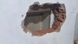Buraco aberto possibilitou invasão e furto a loja de eletrônicos na fronteira. (Foto: Marciano Candia/UH).