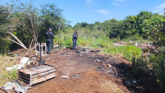 Policiais militares no local onde o corpo foi encontrado totalmente carbonizado; Foto: Sidnei Bronka/Ligado Na Notícia